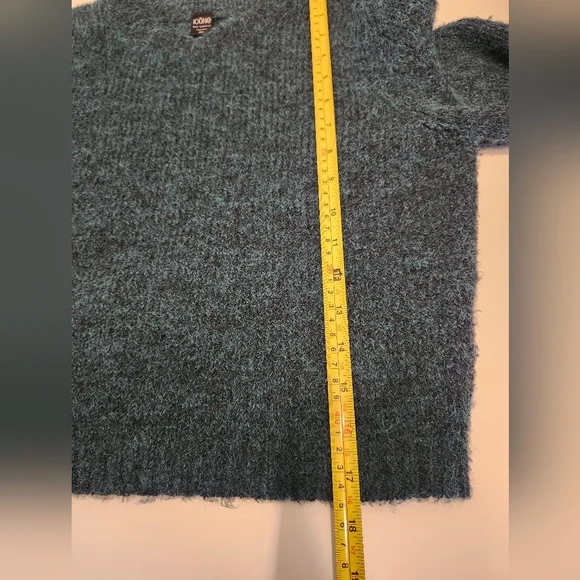 Cozy Cropped Fuzzy Knit Sweater | Size Small | Soft & Trendy - Picture 6 of 9